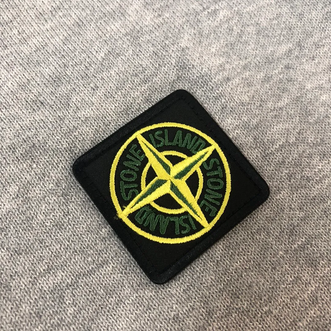 P190 STONE ISLAND 💥 Exclusive latest men's casual pullover knitted sweater ~ advanced customization, full of urban style, classic, simple and elegant round neck bottoming knitted sweater. Imported fabrics are soft and delicate, and are skin-friendly and comfortable to wear. A basic foundation is indispensable for men's wardrobes. They can be used to match various clothing anytime and anywhere to meet your daily needs. The design of the clothes is very simple, embellished with unique compass logo embroidery, fashionable and versatile⚠️⚠️✨✨A must-have item for men! All three standards are complete! Color: black, off-white, gray Size: M-3XL (please state your height and weight when placing an order)